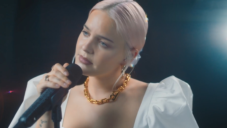Anne-Marie - To Be Young(Performance video)