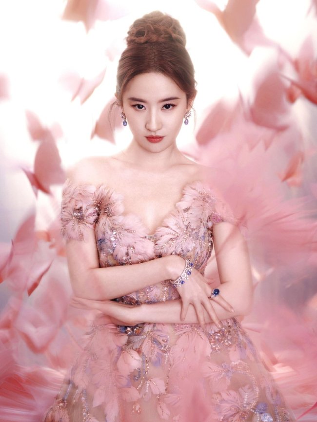 刘亦菲穿粉色羽毛一字肩长裙 气质温婉似公主