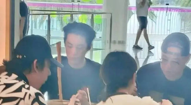 网友在新加坡偶遇王鹤棣 对方素颜出街与友人吃面